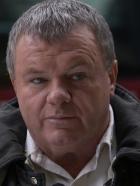Rescue Me - Chief Jerry Reilly (Jack McGee) ist nach wie vor vom Dienst suspendiert. Nun droht ihm sogar eine Verurteilung, weil der Barkeeper gegen ihn aussagen möchte. Da taucht Jerrys schwuler Sohn Peter auf und behauptet, dass sein Vater stets seine Homosexualität respektiert habe ...