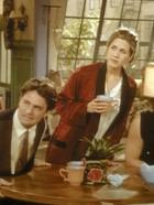 Friends - Chandler (Matthew Perry, l.), Rachel (Jennifer Aniston, M.) und Joey (Matt LeBlanc, r.) hören gespannt Monicas Erzählungen zu. © TM+  2000 WARNER BROS.