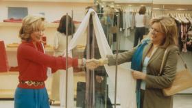 Gleich und gleich gesellt sich gern: Samantha (Kim Cattrall, l.) lernt Claire-Anne (Jane Summerhays) kennen, die sich als Seelenverwandte erweist. © Paramount Pictures Gleich und gleich gesellt sich gern: Samantha (Kim Cattrall, l.) lernt Claire-Anne (Jane Summerhays) kennen, die sich als Seelenverwandte erweist. © Paramount Pictures