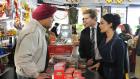 Good Wife - Kann der indische Geschäftsinhaber (Ebrahim Jaffer, l.) Kalinda (Archie Panjabi, r.) und Cary (Matt Czuchry, M.) weiterhelfen? © CBS Studios Inc. All Rights Reserved.