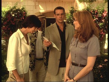 J.A.G. - Im Auftrag der Ehre - Harm (David James Elliott, M.) zeigt Olivia Dunston (Kristen Dalton, r.), der Frau des Colonels, einen Bankauszug ihres Geheimkontos. © CBS Television