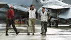 J.A.G. - Im Auftrag der Ehre - Auf dem Flugzeugträger Seahawk kam es zu einem Unfall, P.O. Jason Tiner (Chuck Carrington, r.) und Lieutenant Harm Rabb (David James Elliott, M.) machen sich auf den Weg dorthin ... © PARAMOUNT PICTURES CORPORATION J.A.G. - Im Auftrag der Ehre - Auf dem Flugzeugträger Seahawk kam es zu einem Unfall, P.O. Jason Tiner (Chuck Carrington, r.) und Lieutenant Harm Rabb (David James Elliott, M.) machen sich auf den Weg dorthin ... © PARAMOUNT PICTURES CORPORATION