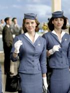 PAN AM - Sie schreiben Geschichte und dürfen auf dem Jungfernflug des neusten Flugzeugs von Pan Am die Crew stellen - jede mit ihrem eigenen, kleinen Geheimnis: Maggie Ryan (Christina Ricci, l.), Kate Cameron (Kelli Garner, 2. v. l.), Colette Valois (Karine Vanasse, 2. v. r.) und Laura Cameron (Margot Robbie, r.) ... © 2011 Sony Pictures Television Inc.  All Rights Reserved.