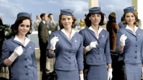 Sie schreiben Geschichte und dürfen auf dem Jungfernflug des neusten Flugzeugs von Pan Am die Crew stellen - jede mit ihrem eigenen, kleinen Geheimnis: Maggie Ryan (Christina Ricci, l.), Kate Cameron (Kelli Garner, 2. v. l.), Colette Valois (Karine Vanasse, 2. v. r.) und Laura Cameron (Margot Robbie, r.) ... © 2011 Sony Pictures Television Inc. All Rights Reserved. Sie schreiben Geschichte und dürfen auf dem Jungfernflug des neusten Flugzeugs von Pan Am die Crew stellen - jede mit ihrem eigenen, kleinen Geheimnis: Maggie Ryan (Christina Ricci, l.), Kate Cameron (Kelli Garner, 2. v. l.), Colette Valois (Karine Vanasse, 2. v. r.) und Laura Cameron (Margot Robbie, r.) ... © 2011 Sony Pictures Television Inc. All Rights Reserved.