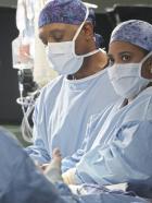 Grey's Anatomy - Die jungen Ärzte - Alle geben ihr Bestes um Callie und das Baby zu retten. Doch können Miranda (Chandra Wilson, 2.v.r.) und Richard (James Pickens, Jr., 2.v.l.) wirklich noch was für sie tun? © ABC Studios