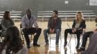 Ringer - Bridget (Sarah Michelle Gellar, r.) erinnert sich an ihren ersten Tag bei den Anonymen Alkoholikern, den Tag an dem sie Malcolm (Mike Colter, hinten 2.v.l.) kennengelernt hat ... © 2011 THE CW NETWORK, LLC. ALL RIGHTS RESERVED