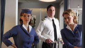 PAN AM - Der Flug mit dem Ersatzpiloten Dennis stellt nicht nur Kate (Kelli Garner, l.), Ted (Michael Mosley, M.) und Laura (Margot Robbie, r.) auf die Probe ... © 2011 Sony Pictures Television Inc.  All Rights Reserved.