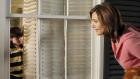 Desperate Housewives - Mary Alice Young (Brenda Strong, r.) erzählt die Lebensgeschichte von Eddie Orlofsky (Nicholas Sarullo, l.) und wie er aus einem unschuldigem Kind zu einem Monster wurde ... © ABC Studios