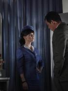 PAN AM - Die Situation in die Kapitän Jackson (Mark Blum, r.) Maggie (Christina Ricci, l.) bringt, kann für beide tödlich enden ... © 2011 Sony Pictures Television Inc.  All Rights Reserved.