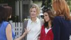 Desperate Housewives - Susan (Teri Hatcher, l.) zieht mit Mike und M.J. von der Wisteria Lane weg um ihre finanziellen Schwierigkeiten in Griff zu bekommen. Für Lynette (Felicity Huffman, 2.v.l.), Gabrielle (Eva Longoria, 2.v.r.) und Bree (Marcia Cross, r.) ist es nicht leicht, Abschied von ihr zu nehmen ... © ABC Studios