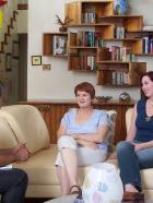 Der Hundeflüsterer - Mary Jo (M.) und ihre Tochter Kerry (r.) haben Probleme mit ihren Dackeln und hoffen auf Hilfe vom Hundeflüsterer Cesar Millan (l.) ... © Rive Gauche Intern. Television