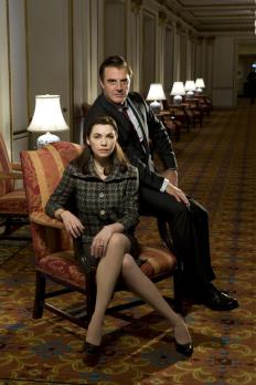 Good Wife - (1. Staffel) - Nachdem ihr Ehemann (Chris Noth, r.) für einen öffentlichen Sex- und Politikskandal sorgte, der ihn ins Gefängnis bringt, muss Alicia Florrick (Julianna Margulies, l.) die finanzielle Verantwortung für die Familie übernehmen - sie startet einen neuen Anlauf als Anwältin ... © CBS Studios Inc. All Rights Reserved.