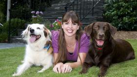 Vom Rauhaardackel bis zum Schäferhund: Die Ex-Schauspielerin und erfahrene Hundetrainerin Victoria Stilwell ist extrem geschickt im Umgang mit den kleinen und großen Macken der Vierbeiner. © Bill Adler 2008 Vom Rauhaardackel bis zum Schäferhund: Die Ex-Schauspielerin und erfahrene Hundetrainerin Victoria Stilwell ist extrem geschickt im Umgang mit den kleinen und großen Macken der Vierbeiner. © Bill Adler 2008