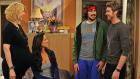 Billie (Jenna Elfman, l.) hat Säuglingsschwester Nicole (Olivia Munn, 2.v.l.) eingestellt. Sie soll das Haus Babysicher machen und dabei hat sie auch ein paar Tipps für Davis (Nicolas Wright, 2.v.r.) und Zack (Jon Foster, r.) parat ... © 2009 CBS Broadcasting Inc. All Rights Reserved