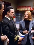J.A.G. - Im Auftrag der Ehre - Noch ahnt Harm Rabb (David James Elliott, l.) nicht, daß Mrs. Moore (Michelle Stafford, 2.v.r.) ein falsches Spiel spielt. © CBS Television