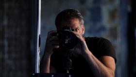 Die Brustkrebserkrankung der Zwillingsschwester seiner damaligen Freundin, brachte den Modefotografen David Jay (Bild) dazu, junge Frauen, die an Brustkrebs erkrankt waren, zu portraitieren. In "Baring it all" schildern vier betroffene junge Frauen mutig und unverblümt, wie sie mit diesem schrecklichen Schicksalsschlag fertig werden. © Lost In Vision Entertainment Die Brustkrebserkrankung der Zwillingsschwester seiner damaligen Freundin, brachte den Modefotografen David Jay (Bild) dazu, junge Frauen, die an Brustkrebs erkrankt waren, zu portraitieren. In "Baring it all" schildern vier betroffene junge Frauen mutig und unverblümt, wie sie mit diesem schrecklichen Schicksalsschlag fertig werden. © Lost In Vision Entertainment