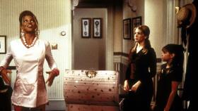 Sabrina (Melissa Joan Hart, M.) hofft, dass ihre Cousine Amanda (Emily Hart, r.) sich "sterblich" benimmt, solange Valerie (Lindsay Sloane, l.) dabei ist. © Paramount Sabrina (Melissa Joan Hart, M.) hofft, dass ihre Cousine Amanda (Emily Hart, r.) sich "sterblich" benimmt, solange Valerie (Lindsay Sloane, l.) dabei ist. © Paramount