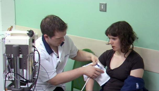 24 Stunden Notaufnahme - Geschichten, die das Leben schreibt: 70 Kameras fangen den spannenden und dramatischen Alltag der Notaufnahme im King College Hospital in London ein. © Sixx / Shine International
