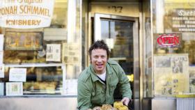 Von Fish und Chips für Studenten bis hin zu einem Verwöhnmahl für Modelfreunde: Jamie Oliver zeigt, wie es geht! © Fremantle Von Fish und Chips für Studenten bis hin zu einem Verwöhnmahl für Modelfreunde: Jamie Oliver zeigt, wie es geht! © Fremantle