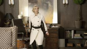 Sioban (Sarah Michelle Gellar) schleicht sich in Andrews Büro und kopiert die Daten aus seinem Computer ... © 2011 THE CW NETWORK, LLC. ALL RIGHTS RESERVED Sioban (Sarah Michelle Gellar) schleicht sich in Andrews Büro und kopiert die Daten aus seinem Computer ... © 2011 THE CW NETWORK, LLC. ALL RIGHTS RESERVED