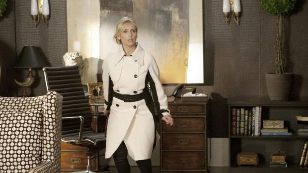 2011 THE CW NETWORK, LLC. ALL RIGHTS RESERVED Sioban (Sarah Michelle Gellar) schleicht sich in Andrews Büro und kopiert die...
