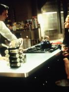 J.A.G. - Im Auftrag der Ehre - Harm Rabb (David James Elliott, l.) rekonstruiert mit der Angeklagten Beth Lane (Kate Hodge, r.) die Unglücksnacht. © CBS Television