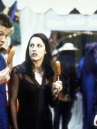 Sabrina - Harvey (Nate Richert, l.) und Valerie (Lindsay Sloane, M.) erleben mit Sabrina (Melissa Joan Hart, r.) viele aufregende Dinge ... © Paramount Pictures