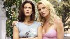 Desperate Housewives - Während Susan (Teri Hatcher, l.) eines Tages ein Tuch entdeckt, auf dem der Name Dana eingestickt ist, macht Paul in Edies (Nicolette Sheridan, r.) Unterlagen eine andere merkwürdige Entdeckung ... © Touchstone Pictures