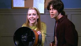 Manchmal weiß Miles (Trevor Lissauer, r.) nicht, was er von Sabrina (Melissa Joan Hart, l.) halten soll. © Paramount Pictures Manchmal weiß Miles (Trevor Lissauer, r.) nicht, was er von Sabrina (Melissa Joan Hart, l.) halten soll. © Paramount Pictures