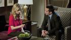 Ringer - Noch immer ahnt Victor Machado (Nestor Carbonell, r.) nicht, dass er nicht Siobhan (Sarah Michelle Gellar, l.), sondern Bridget ihm gegenüber sitzt ... © 2011 THE CW NETWORK, LLC. ALL RIGHTS RESERVED