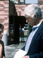 Diagnose: Mord - Mark (Dick Van Dyke, r.) verhört die Mordverdächtige Ashley (A. J. Langer, l.). © Viacom