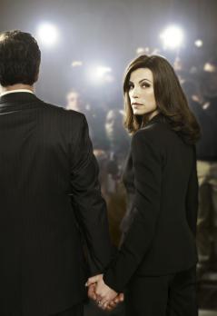 Good Wife - (1. Staffel) - Nachdem ihr Ehemann (Chris Noth, l.) einen öffentlichen Sex- und Politikskandal auslöst, der ihn ins Gefängnis bringt und sie selbst öffentlicher Demütigungen aussetzt, nimmt Strafverteidigerin Alicia Florrick (Julianna Margulies, r.) ihr Leben wieder selbst in die Hand - und sucht sich einen Job. Ausgerechnet in der renommiertesten Anwaltskanzlei von Chicago wird sie fündig ... © CBS Studios Inc. All Rights Reserved.
