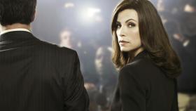 Good Wife - (1. Staffel) - Nachdem ihr Ehemann (Chris Noth, l.) einen öffentlichen Sex- und Politikskandal auslöst, der ihn ins Gefängnis bringt und sie selbst öffentlicher Demütigungen aussetzt, nimmt Strafverteidigerin Alicia Florrick (Julianna Margulies, r.) ihr Leben wieder selbst in die Hand - und sucht sich einen Job. Ausgerechnet in der renommiertesten Anwaltskanzlei von Chicago wird sie fündig ... © CBS Studios Inc. All Rights Reserved.