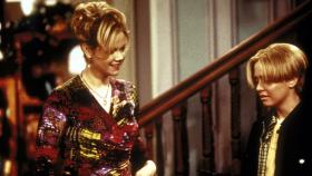 Enttäuscht berichtet Sabrina (Melissa Joan Hart, r.) Tante Hilda (Caroline Rhea, l.) von ihren Erfahrungen als Junge. © Paramount Pictures Enttäuscht berichtet Sabrina (Melissa Joan Hart, r.) Tante Hilda (Caroline Rhea, l.) von ihren Erfahrungen als Junge. © Paramount Pictures