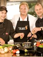 Das Fast Food-Duell - Spitzenkoch gegen Lieferservice - Sie sind schneller, günstiger und vor allem besser als jeder Lieferservice: Das wollen die Spitzenköche Ole Plogstedt (l.), Björn Freitag (M.) und Frank Rosin (r.) beweisen ... © kabel eins