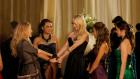 Gossip Girl - Serena (Blake Lively, l.) freut sich für ihre Stiefschwester Jenny (Taylor Momsen, M.). © Warner Brothers