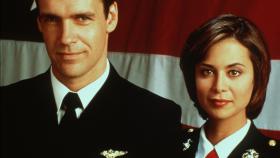 J.A.G. - Im Auftrag der Ehre - Sara 'Mac' Mackenzie (Catherine Bell, r.) und Lieutnant Harm Rabb (David James Elliott, l.) ... © CBS Television J.A.G. - Im Auftrag der Ehre - Sara 'Mac' Mackenzie (Catherine Bell, r.) und Lieutnant Harm Rabb (David James Elliott, l.) ... © CBS Television