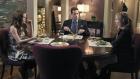 Ringer - Juliet (Zoey Deutch, l.) und Andrew (Ioan Gruffudd, M.) verstehen nicht, warum sich Bridget (Sarah Michelle Gellar, r.), die sie nach wie vor für Siobhan halten, so seltsam verhält ... © 2011 THE CW NETWORK, LLC. ALL RIGHTS RESERVED