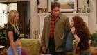 Paul (John Ritter, M.) wird wieder auf die Probe gestellt: Seine Tochter Bridget (Kaley Cuoco, l.) hat ihre Schulden mit seiner Kreditkarte beglichen ... © ABC, Inc.