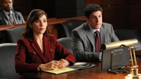 Good Wife - Der Anwalt für Computerrecht Dylan Stack (Jason Biggs, r.) gerät in Schwierigkeiten bei dem Versuch, seinen Mandanten, den geheimnisvollen Mister Bitcoin, zu vertreten. Nun braucht er selbst einen Anwalt und wendet sich an Alicia (Julianna Margulies, l.) ... © 2011 CBS Broadcasting Inc. All Rights Reserved. Good Wife - Der Anwalt für Computerrecht Dylan Stack (Jason Biggs, r.) gerät in Schwierigkeiten bei dem Versuch, seinen Mandanten, den geheimnisvollen Mister Bitcoin, zu vertreten. Nun braucht er selbst einen Anwalt und wendet sich an Alicia (Julianna Margulies, l.) ... © 2011 CBS Broadcasting Inc. All Rights Reserved.
