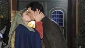 Geben vor, dass der Kuss keine Bedeutung hat: Mia (Josephine Schmidt, l.) und Alexander (Paul Grasshoff, r.) ... © Claudius Pflug SAT.1 Geben vor, dass der Kuss keine Bedeutung hat: Mia (Josephine Schmidt, l.) und Alexander (Paul Grasshoff, r.) ... © Claudius Pflug SAT.1
