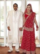Die perfekte Hochzeit! - Emma (r.) und ihr Mann (l.) genießen es, im Mittelpunkt zu stehen ... © ITV Studios Limited 2010