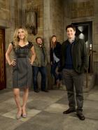 Mad Love - (1. Staffel) - Mad Love: Ben (Jason Biggs, vorne r.) und Kate (Sarah Chalke, vorne l.) verlieben sich ineinander und müssen bereits am Anfang ihrer Beziehung einige Hindernisse überwinden. Nämlich ihre besten Freunde Connie (Judy Green, hinten r.) und Larry (Tyler Labine, hinten l.), die sich nicht leiden können ... © CPT Holdings, Inc. All Rights Reserved.