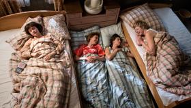 Ob ihr wollt oder nicht: Am Ende aller Hoffnung angekommen, zieht sich die krebskranke Laura (Katharina Marie Schubert, l.) in ihr Elternhaus zu Mama und Papa zurück - und zwingt ihre drei Schwestern Susanne (Christiane Paul), Corinna (Anna Böger) und Toni (Julia-Maria Köhler) ebenfalls dort aufzutauchen, um sich mit ihrem Sterben und deren verkorksten Leben auseinanderzusetzen ... © 3L Filmverleih