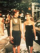 Sex and the City - Miranda (Cynthia Nixon, l.) lernt Jim kennen, mit dem Carrie (Sarah Jessica Parker, r.) vor acht Jahren eine kurzlebige Beziehung hatte. Weil Jim höflich, charmant und liebenswürdig ist, schlägt Miranda Carries Warnung vor ihm in den Wind. © Paramount Pictures