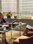 Good Wife - Diane (Christine Baranski, l.) spricht mit Alicia (Julianna Margulies, r.) über ihre Stellung in der Firma ... © CBS Broadcasting Inc. All Rights Reserved