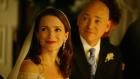 Ein Fleck auf dem Hochzeitsfoto, Weinflecken auf dem Kleid und ein betrunkener Redner zerstören Charlottes (Kristin Davis, r.) Träume von einer perfekten Hochzeit mit Harry (Evan Handler, l.) ... © Paramount Pictures