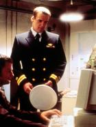 J.A.G. - Im Auftrag der Ehre - Harm (David James Elliott, M.) versucht herauszufinden, ob Clark Palmer (Peter Murnik, l.) etwas mit dem kompromittierenden Artikel zu tun hat. © CBS Television