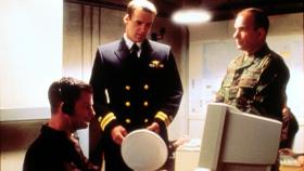Harm (David James Elliott, M.) versucht herauszufinden, ob Clark Palmer (Peter Murnik, l.) etwas mit dem kompromittierenden Artikel zu tun hat. © CBS Television Harm (David James Elliott, M.) versucht herauszufinden, ob Clark Palmer (Peter Murnik, l.) etwas mit dem kompromittierenden Artikel zu tun hat. © CBS Television
