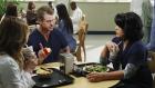 Grey's Anatomy - Die jungen Ärzte - Während Mark (Eric Dane, M.) Arizona (Jessica Capshaw, l.) und Callie (Sara Ramirez, r.) klar macht, dass er seine künftige Vaterrolle sehr ernst nimmt, entdeckt April, dass mehr an Dr. Stark dran ist, als zunächst vermutet wird ... © ABC Studios